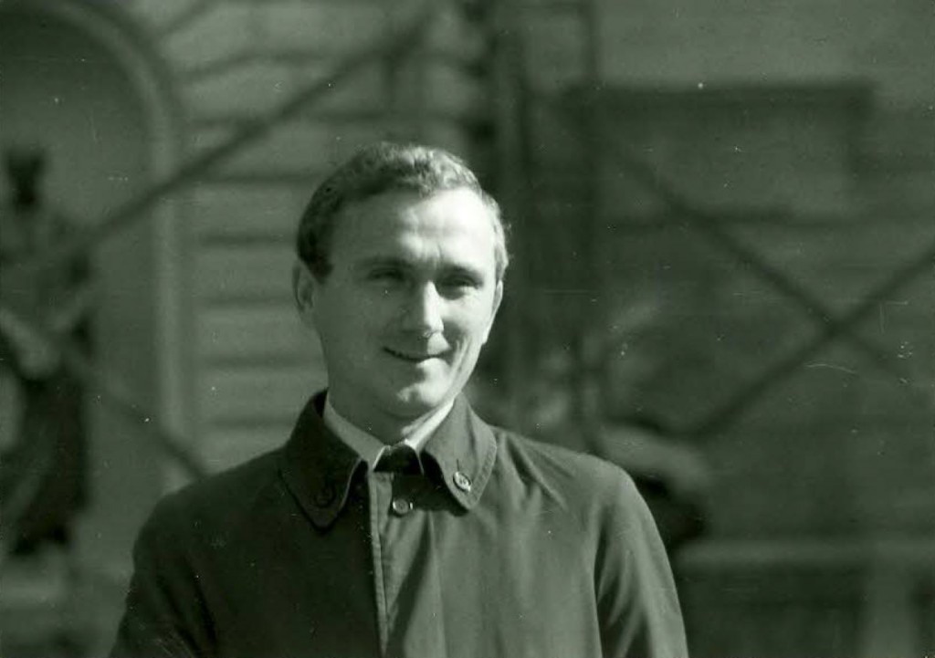Na zdjęciu Autor anegdoty na początku pracy na Uniwersytecie Warszawskim, 1966 r. W tle budynek Starego BUW-u. Fot. archiwum prywatne Autora.