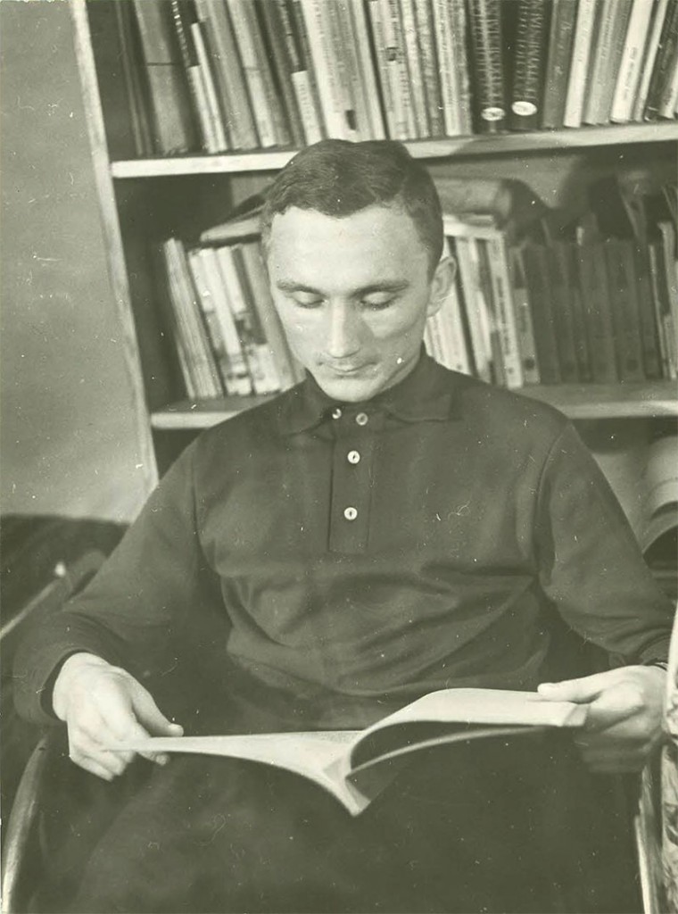 Na zdjęciu Autor anegdoty uczy się w akademiku na ul. Kickiego, 1964 r.  Fot. archiwum prywatne Autora.