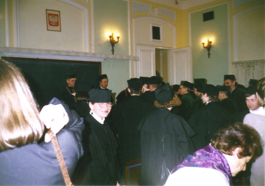 Na zdjęciu Autorka anegdoty podczas promocji doktorskiej, 1995 r. Fot. Archiwum prywatne Autorki.